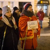 Ludzie stoją z transparentem