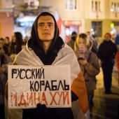 Mężczyzna stoi z transparentem