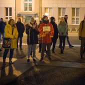 Ludzie stoją na demonstracji