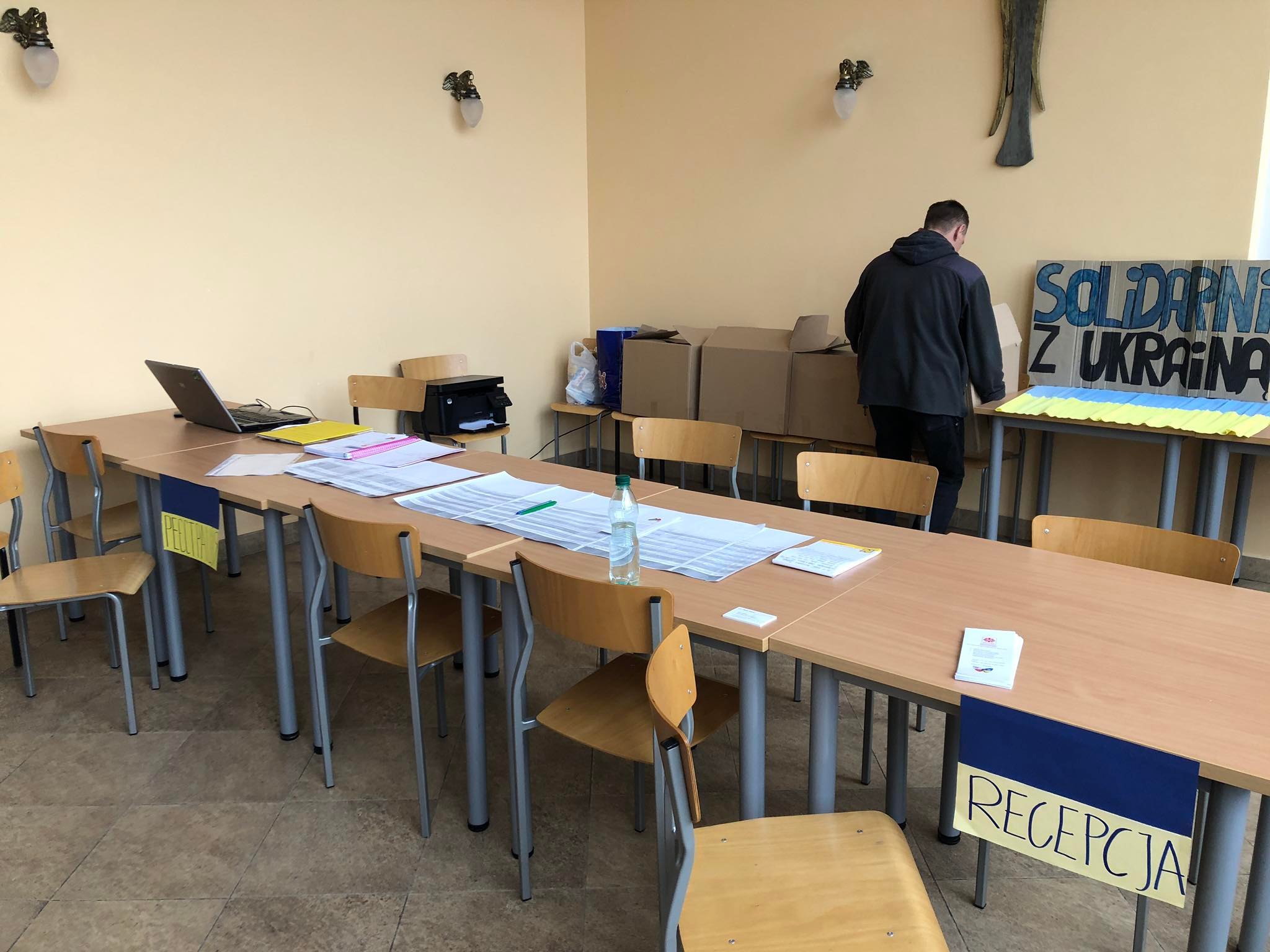 Mężczyzna w pomieszczeniu ze stołem i krzesłami