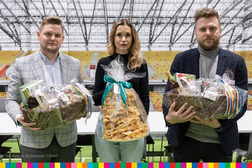 Trzy osoby trzymają podlaskie specjały