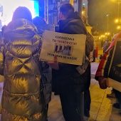 Ludzie stoją z transparentami