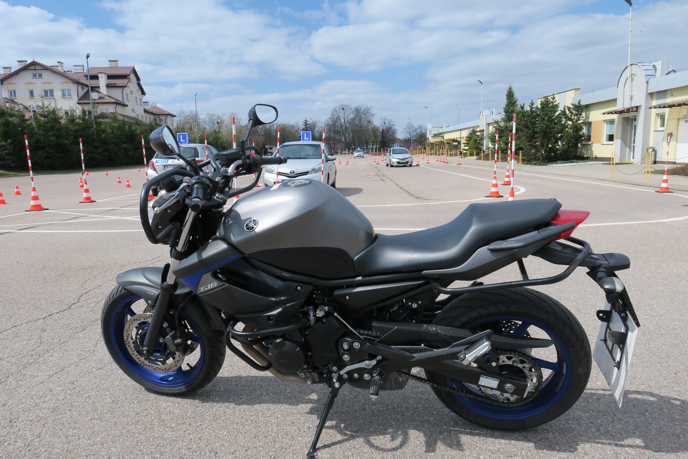 Motocykl stoi na placu egzaminacyjnym
