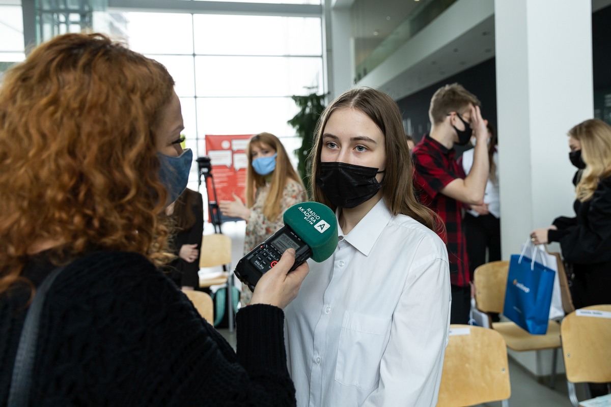 Dziennikarka nagrywa studentkę wydziału
