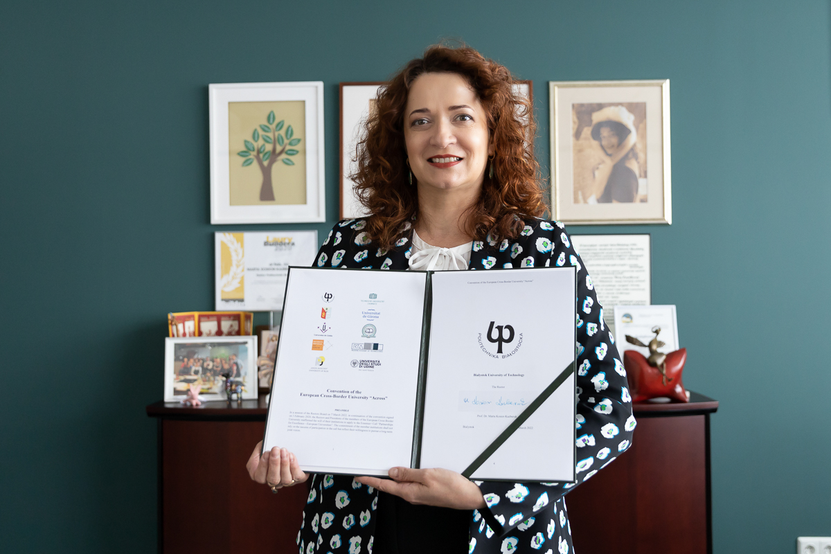 Rektor trzyma w rękach podpisane porozumienie