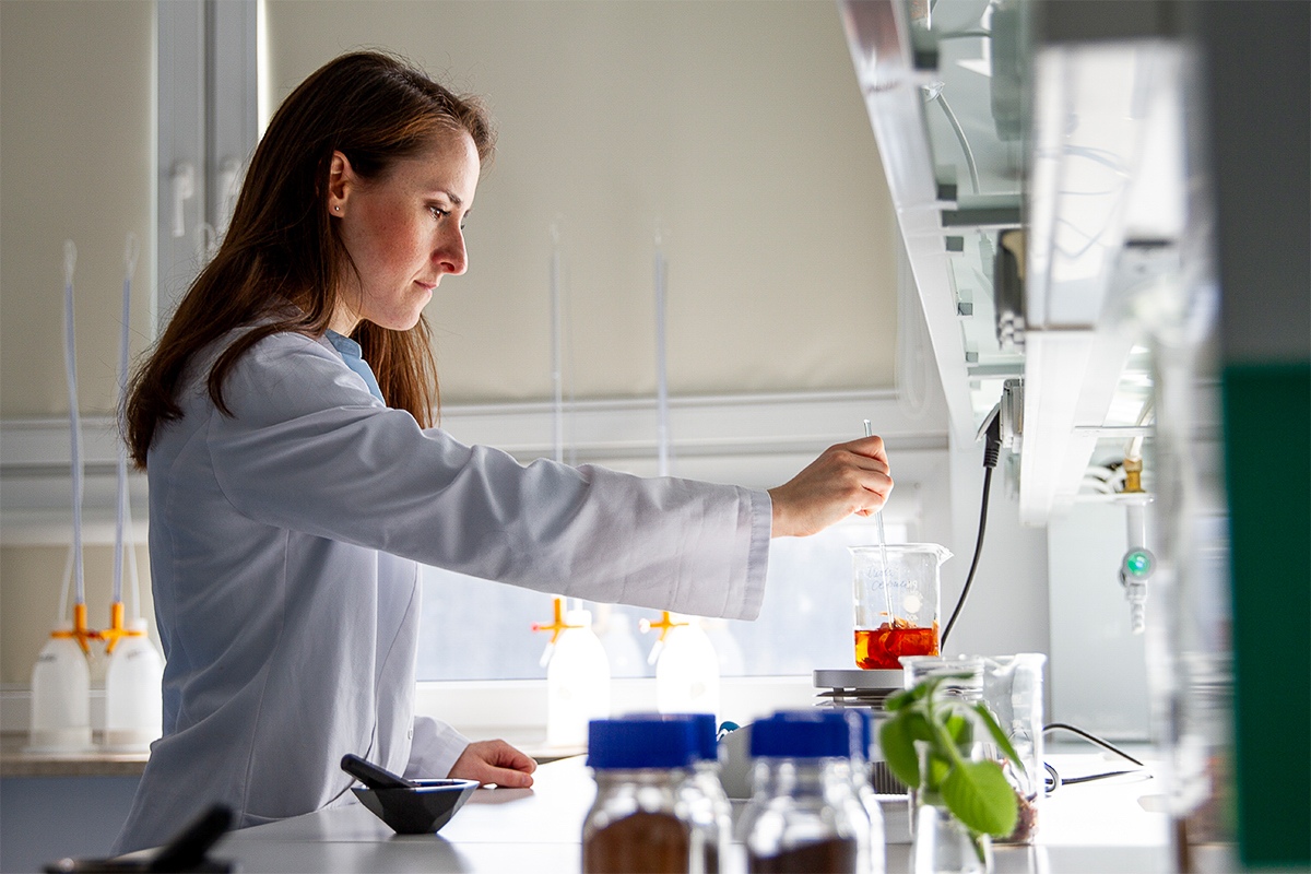 Młoda dziewczyna w białym kitlu w laboratorium