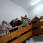 Ludzie stoją w kolejce na schodach