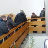 Ludzie stoją w kolejce na schodach