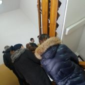 Ludzie stoją w kolejce na schodach