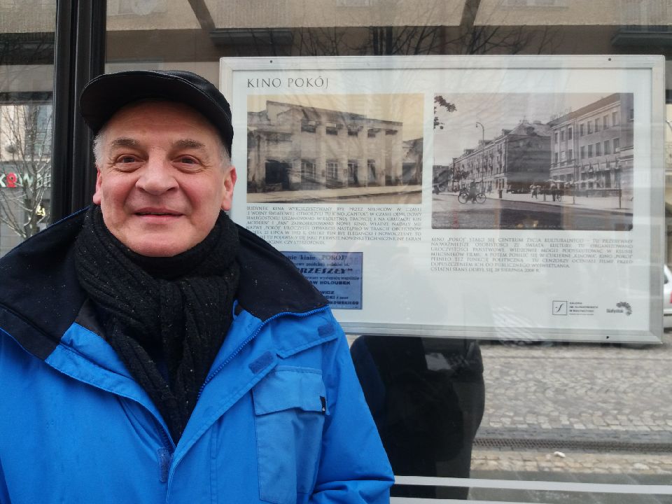 Mężczyna stoi przy wiacie przystanku autobusowego