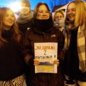 Uczniowie z transparentami