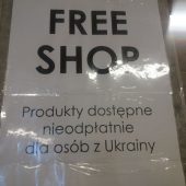 Informacja na ścianie o produktach dla osób z Ukrainy