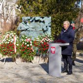 Mężczyzna przemawia do mikofonu
