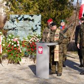 Kapelani wojskowi przemawiają do mikrofonu