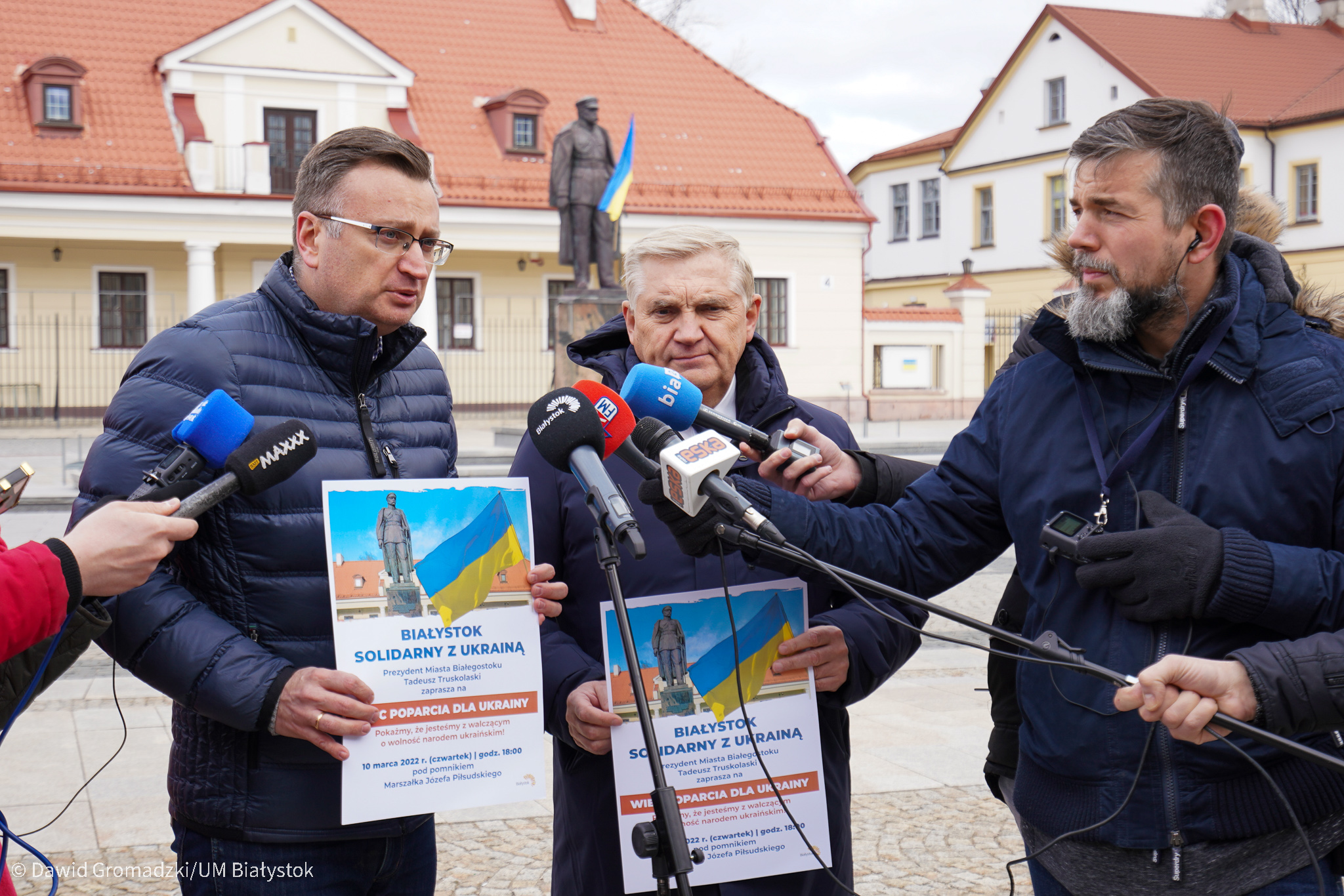 Konferencja prasowa w centrum miasta, do mikrofonów dziennikarzy mówi prezydent