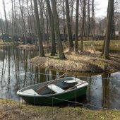 wyspa i zacumowana łódka w akcent zoo