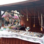 Stoisko z biżuterią na stoisku na jarmarku na Rynku Kosciuszki