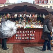 Stoiskoz artykułami świątecznymi na jarmarku