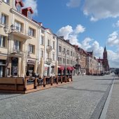 Stoliki i krzesełka ustawione na zewnątrz przy lokalu na Rynku Kościuszki