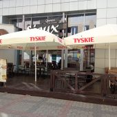 Stoliki i krzesełka ustawione na zewnątrz przy lokalu na Rynku Kościuszki