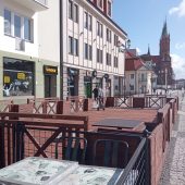 Stoliki i krzesełka ustawione na zewnątrz przy lokalu na Rynku Kościuszki
