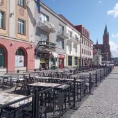 Stoliki i krzesełka ustawione na zewnątrz przy lokalu na Rynku Kościuszki