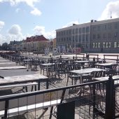 Stoliki i krzesełka ustawione na zewnątrz przy lokalu na Rynku Kościuszki