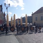 Stoliki i krzesełka ustawione na zewnątrz przy lokalu na Rynku Kościuszki