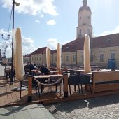 Stoliki i krzesełka ustawione na zewnątrz przy lokalu na Rynku Kościuszki