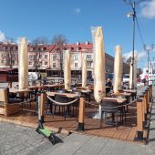 Stoliki i krzesełka ustawione na zewnątrz przy lokalu na Rynku Kościuszki