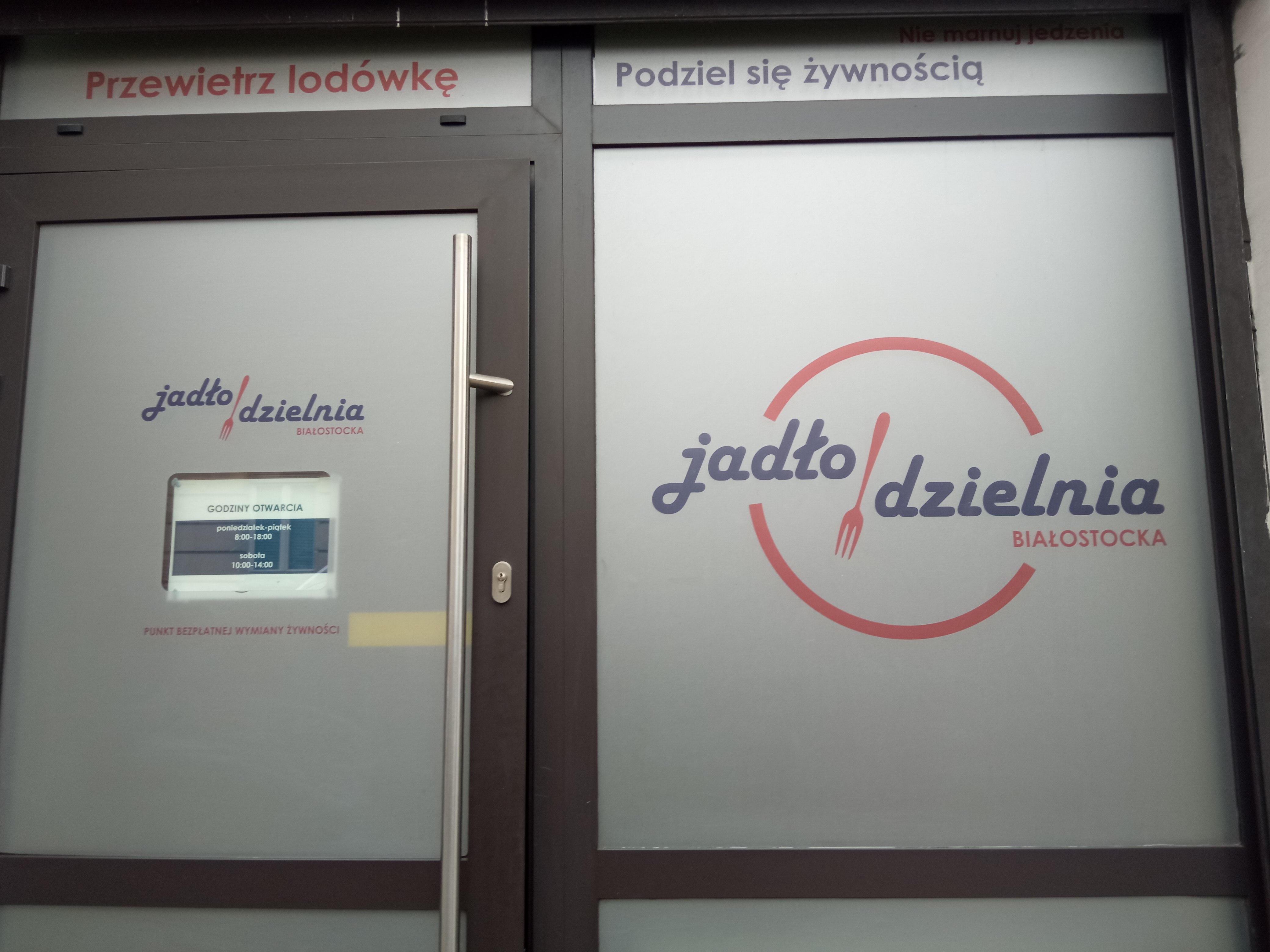 Drzwi wejściowe do jadłodzielni