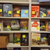 Książki i albumy na regałach