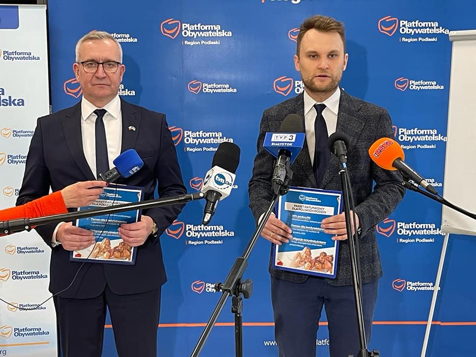 Dwaj mężczyźni przed mikrofonami