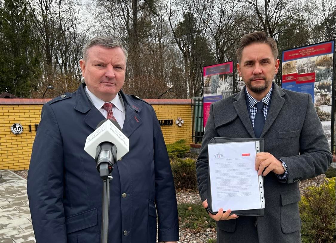 Dwaj mężczyźni ubrani w eleganckie koszule