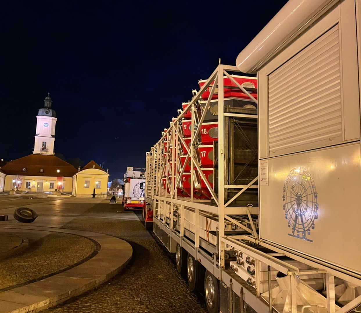 Ciężarówka z elementami koła widokowego