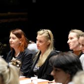 Za stołem siedzą panie w jury