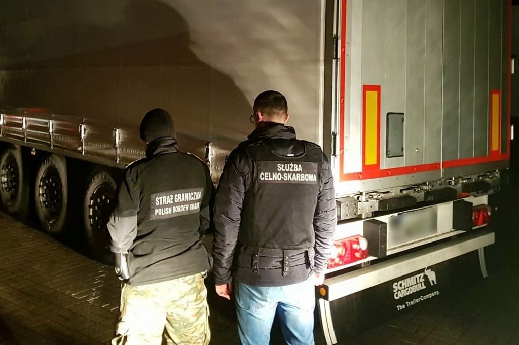 Funkcjonariusze KAS i SG przy naczepie