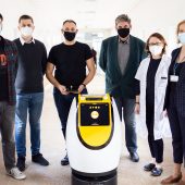 Konstruktorzy Bobota i lekarze przy robocie