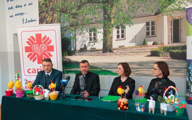 Przy stole siedzą dwaj męzczyźni i dwie kobiety