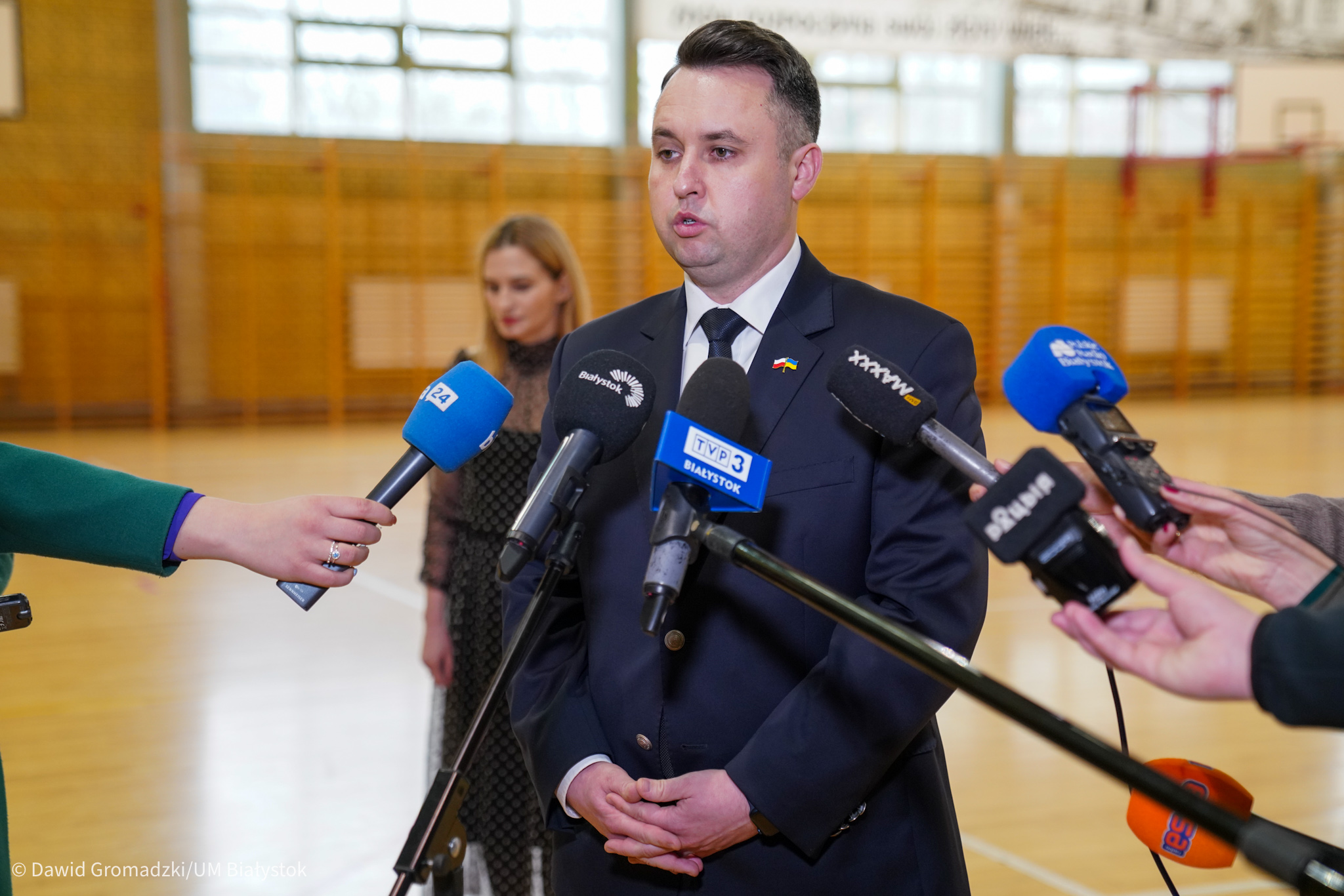 Mężczyzna przed mikrofonem