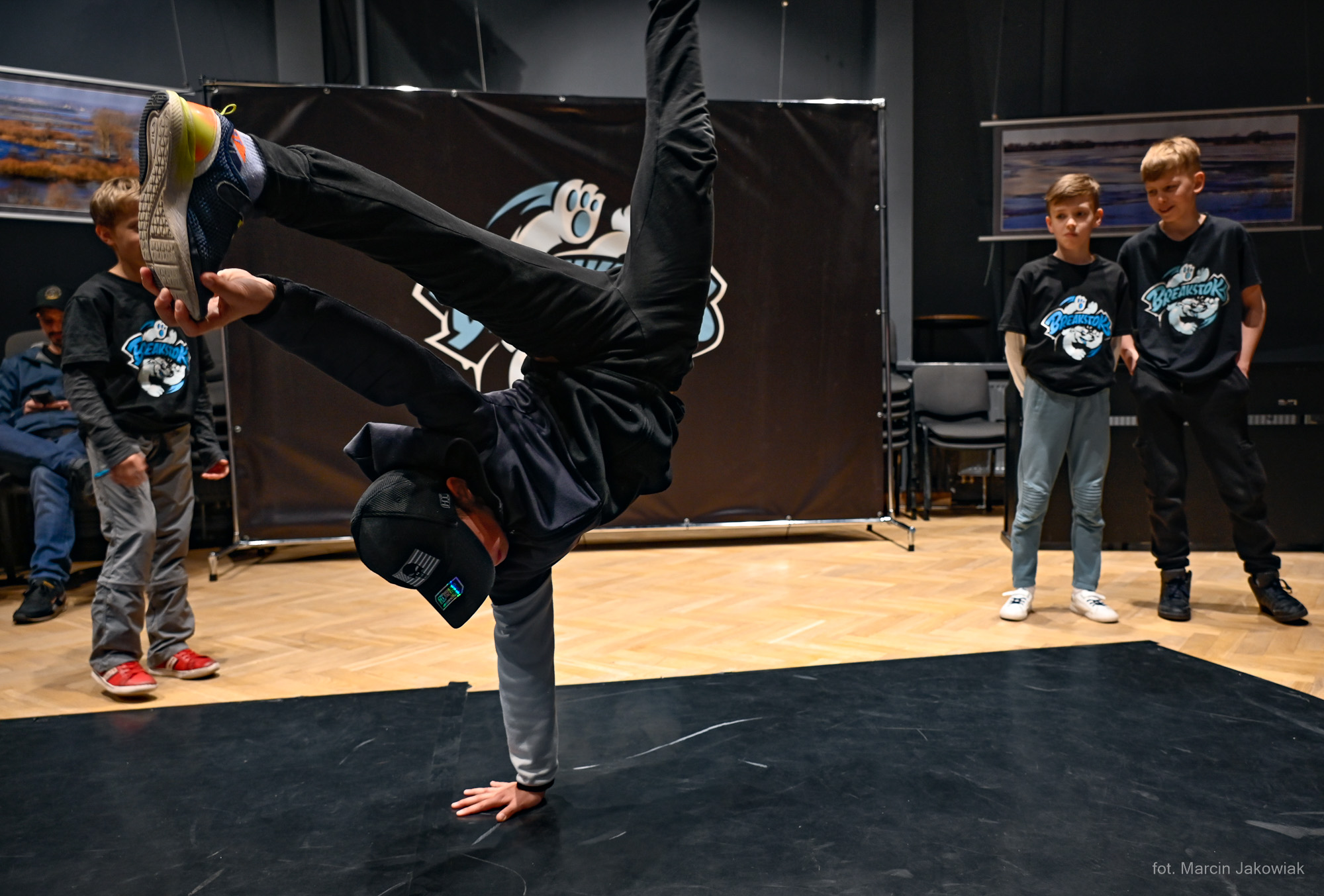 Młodzi tancerze tańczą break dance