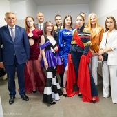 Modelki, prezydent i projektanta mody pozują do zdjęcia