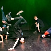 Młodzi tancerze tańczą break dance