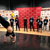 Młodzi tancerze tańczą break dance
