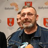 Mężczyzna mówi do mikrofonu