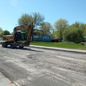 Koparka pracuje na budowie drogi