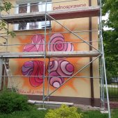Kolorowy mural na ścianie budynku