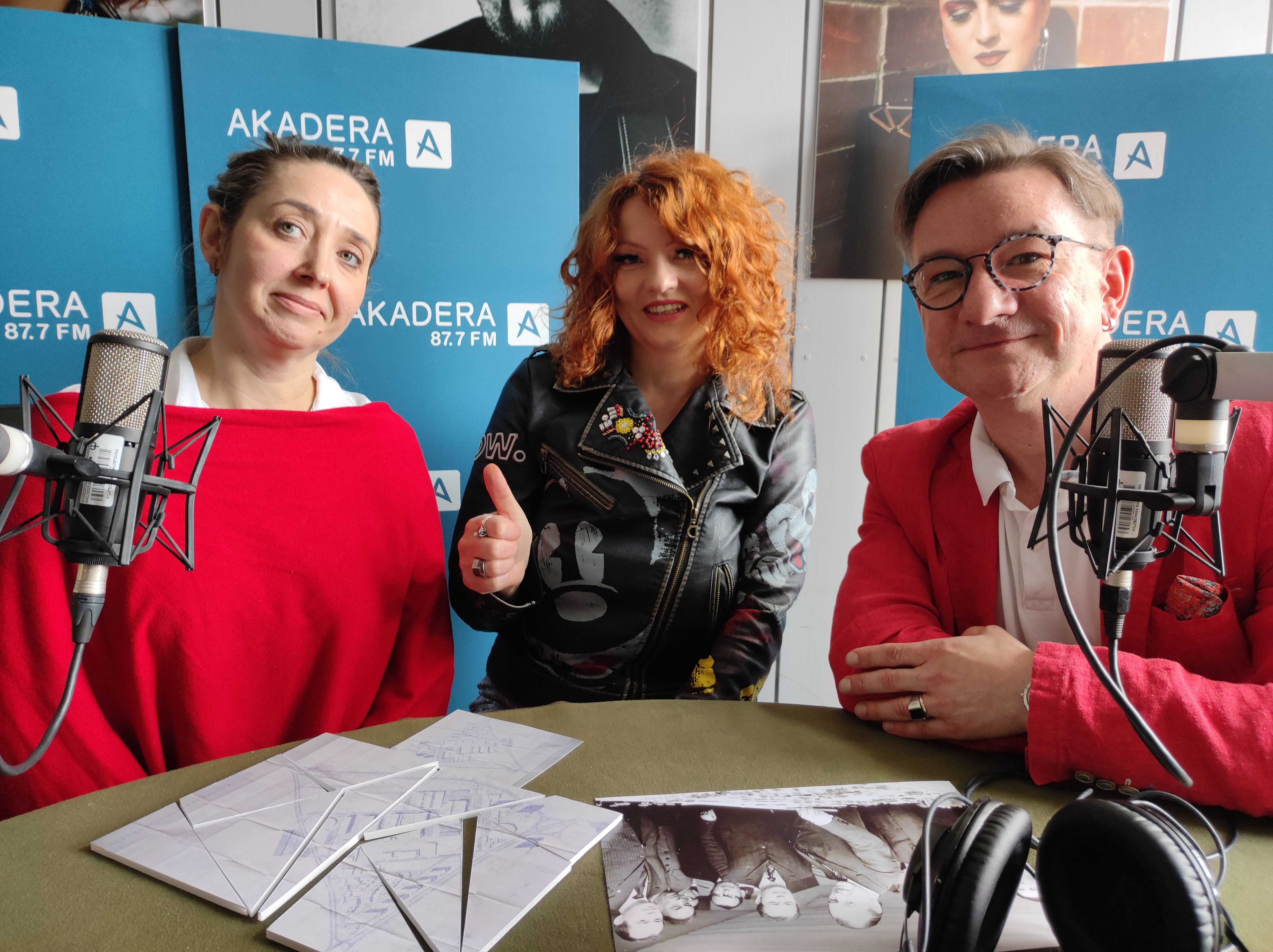 Trzy osoby w radiowym studio
