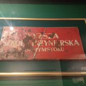 Zabytkowa tablica szkoły