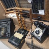 Stary telefon i liczydła